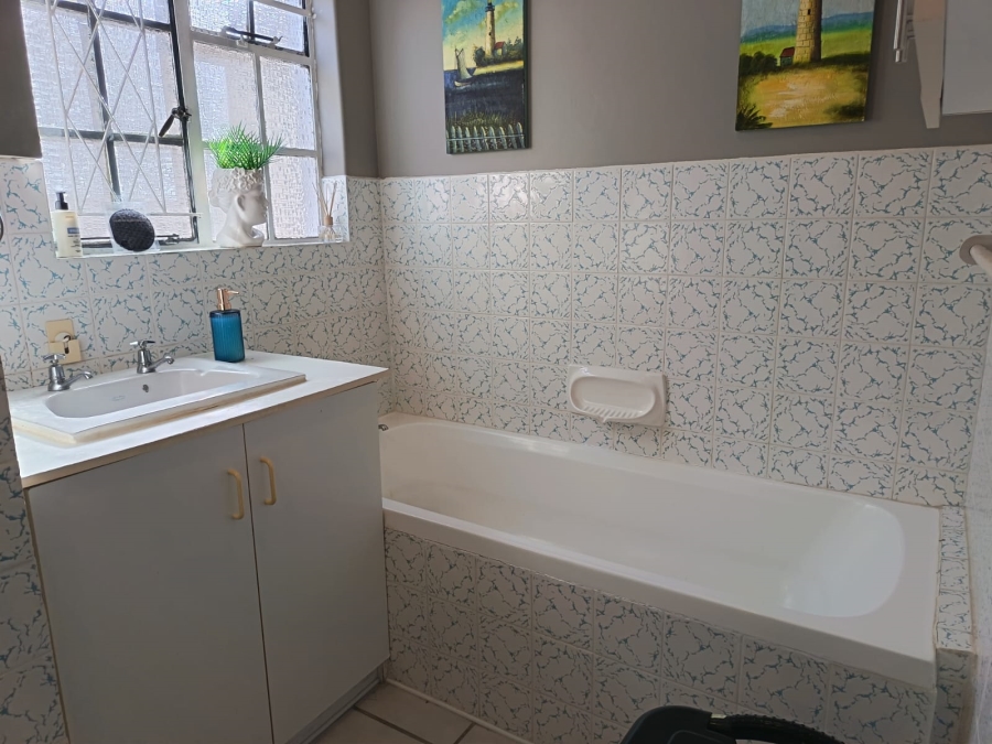 To Let 3 Bedroom Property for Rent in Aston Bay Eastern Cape